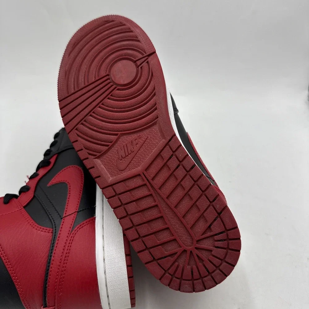 Jordan 1 Mid Mens 7.5 Banned Bred Black Red‎ Bulls Retro 554724-074 Sneakers